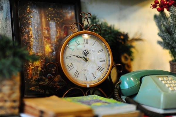 Free photo of bureau vintage avec decor d horloge et de telephone